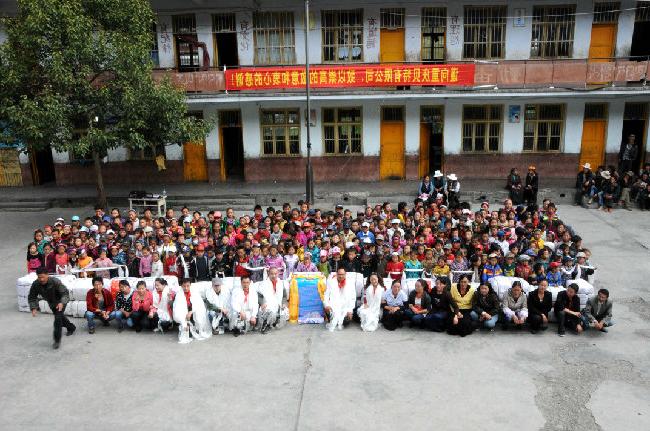 2011年贝特资助活动——为川西贡嘎山小学捐赠棉被